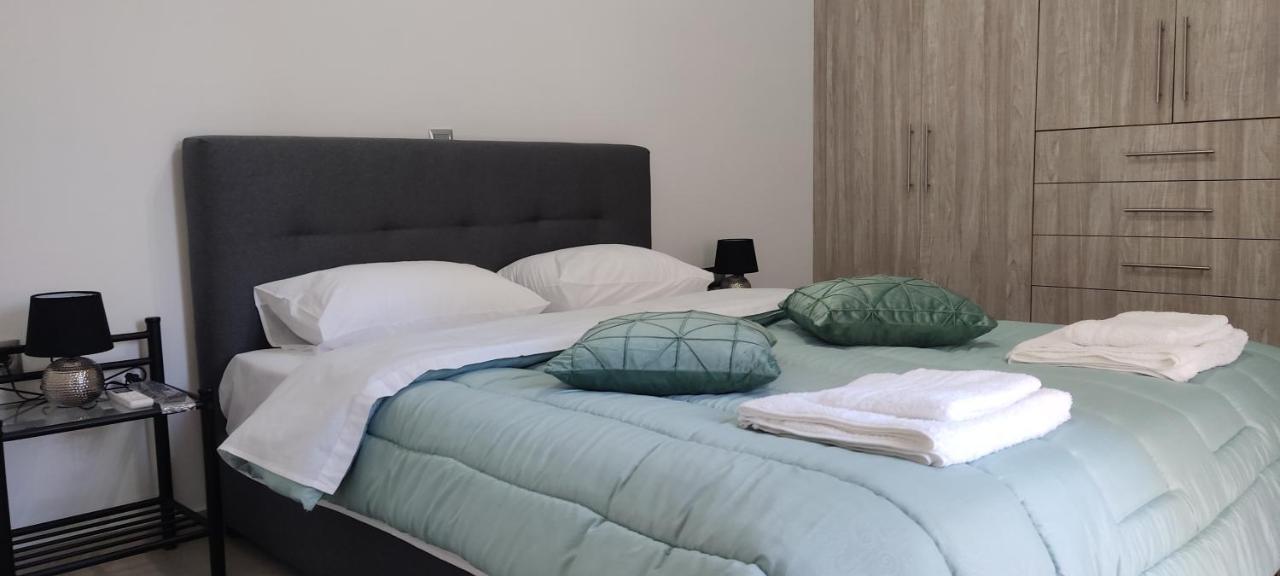 Modern Apartment In Itea Bagian luar foto